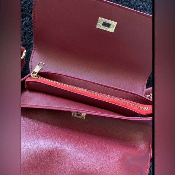 DAUNAVIA Women’s Red PU Leather w/ Tribal Strap PreOwned Great condition - Picture 8 of 11